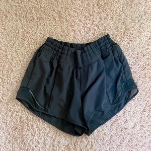 size 4 high rise black hotty hots-lululemon